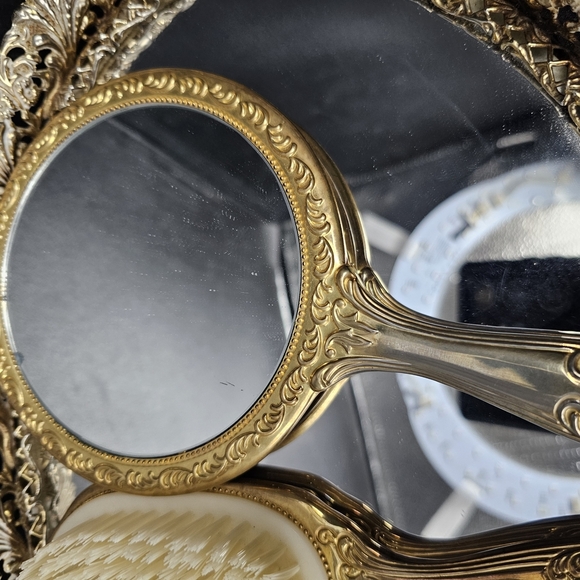 Elegant‎ Gold Vanity Set with Mirror, Brush, and Comb - Picture 5 of 5